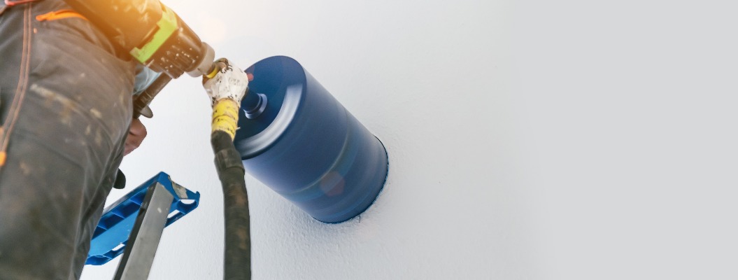 Ein Arbeiter bereitet die Installation eines Kamins für einen modernen, energiesparenden Heizofen vor