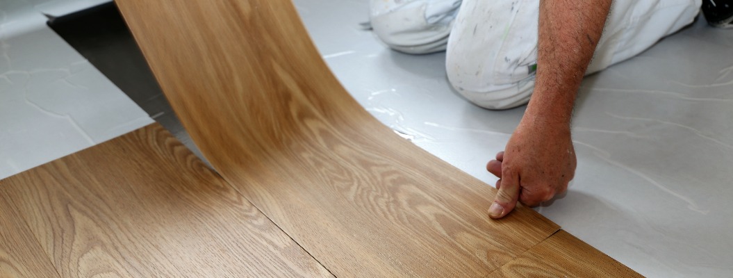 Ein PVC-Boden wird verlegt
