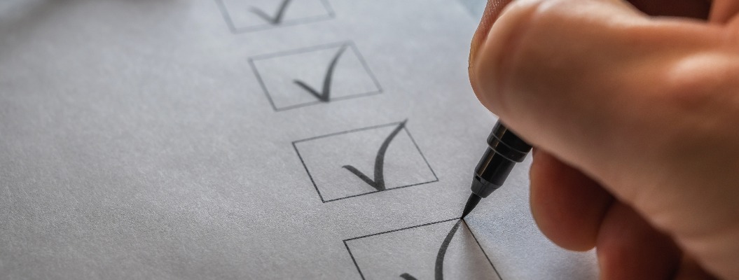 Organisiertes Abarbeiten von Aufgaben dargestellt mit einer abgehakten Checkliste