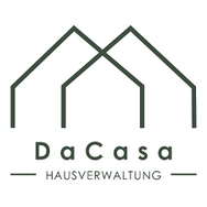 Grünes Logo mit zwei stilisierten Hausdächern und dem Text DaCasa Hausverwaltung