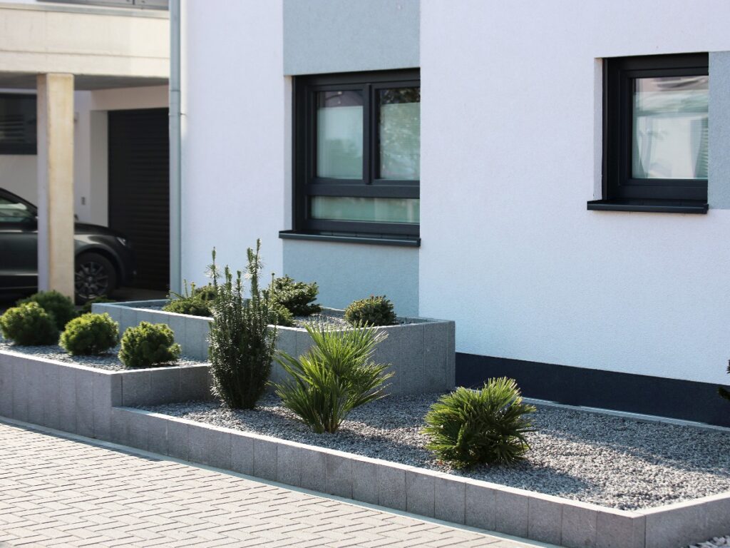 Moderner und gepflegter Vorgarten mit Ziersplitt