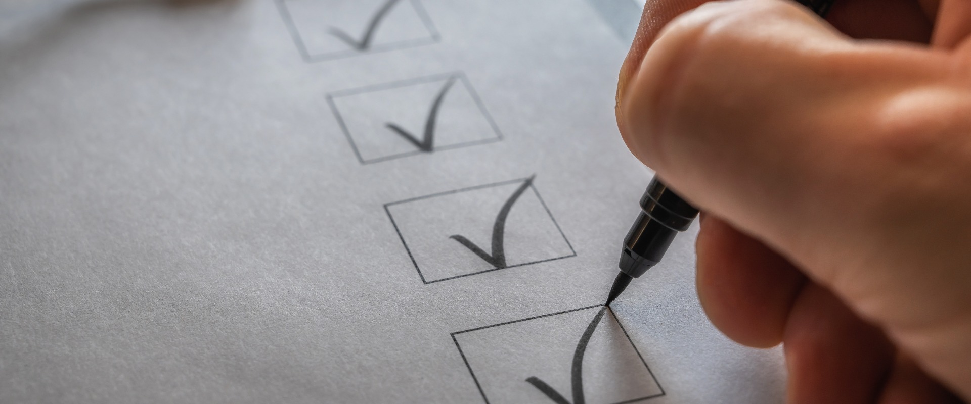 Organisiertes Abarbeiten von Aufgaben dargestellt mit einer abgehakten Checkliste