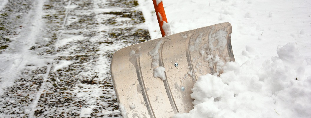 Schneeschieber im Schnee