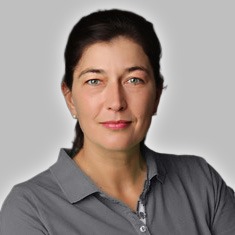Neutrale Person mit verschleiertem Gesicht und grauem Polo mit Kragen